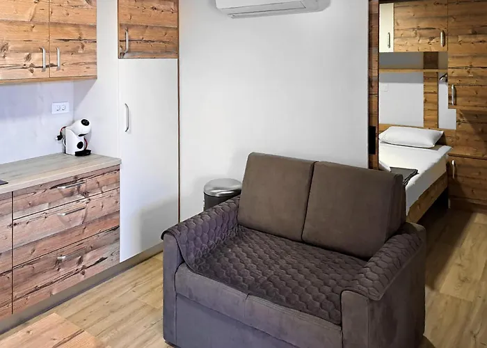 펜션 Cozy In With Heated Swimming Pool 프리블라카